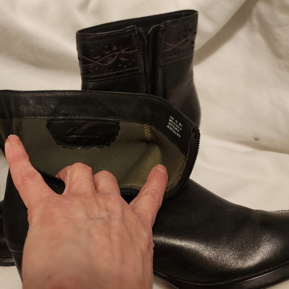 CLARKS Black and Pink Leather Zip up booties Sz 8 - Picture 7 of 10